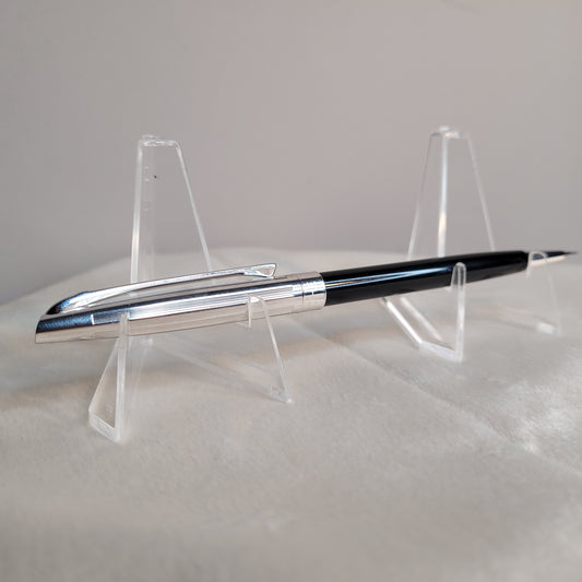 Eleganter Caran d'Ache Druckbleistift Madison Schwarz - Swiss Made, in glänzendem Schwarz mit silbernen Akzenten.