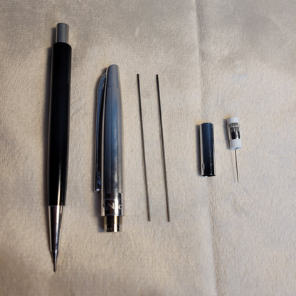 Eleganter Caran d'Ache Druckbleistift Madison Schwarz - Swiss Made, stilvolles Design mit silbernen Akzenten.