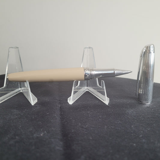Eleganter Caran d'Ache Kugelschreiber Leman Kaschmir in beige mit silbernen Akzenten.