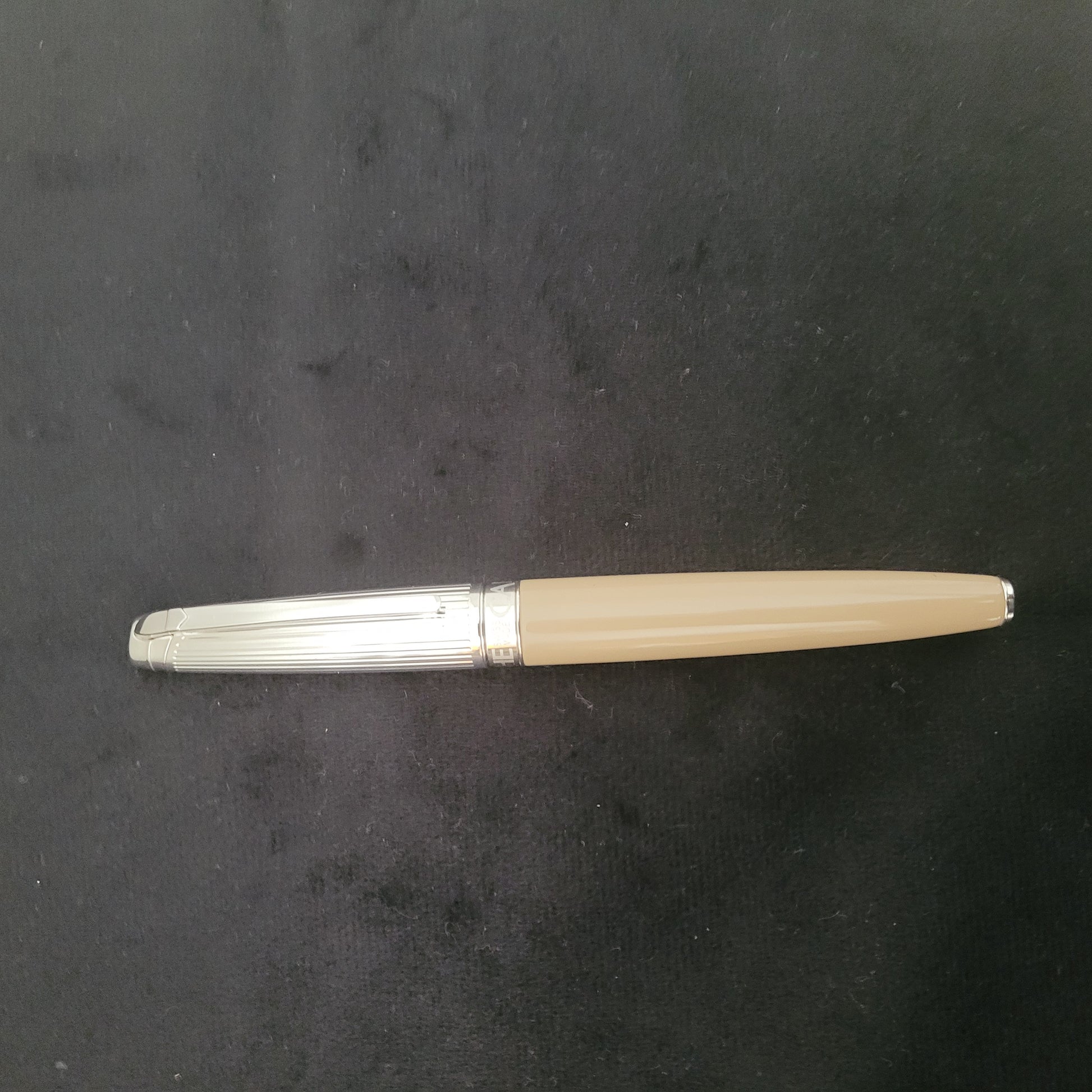 Caran d'Ache Kugelschreiber Leman Kaschmir, Swiss Made, in beige mit silbernen Akzenten.