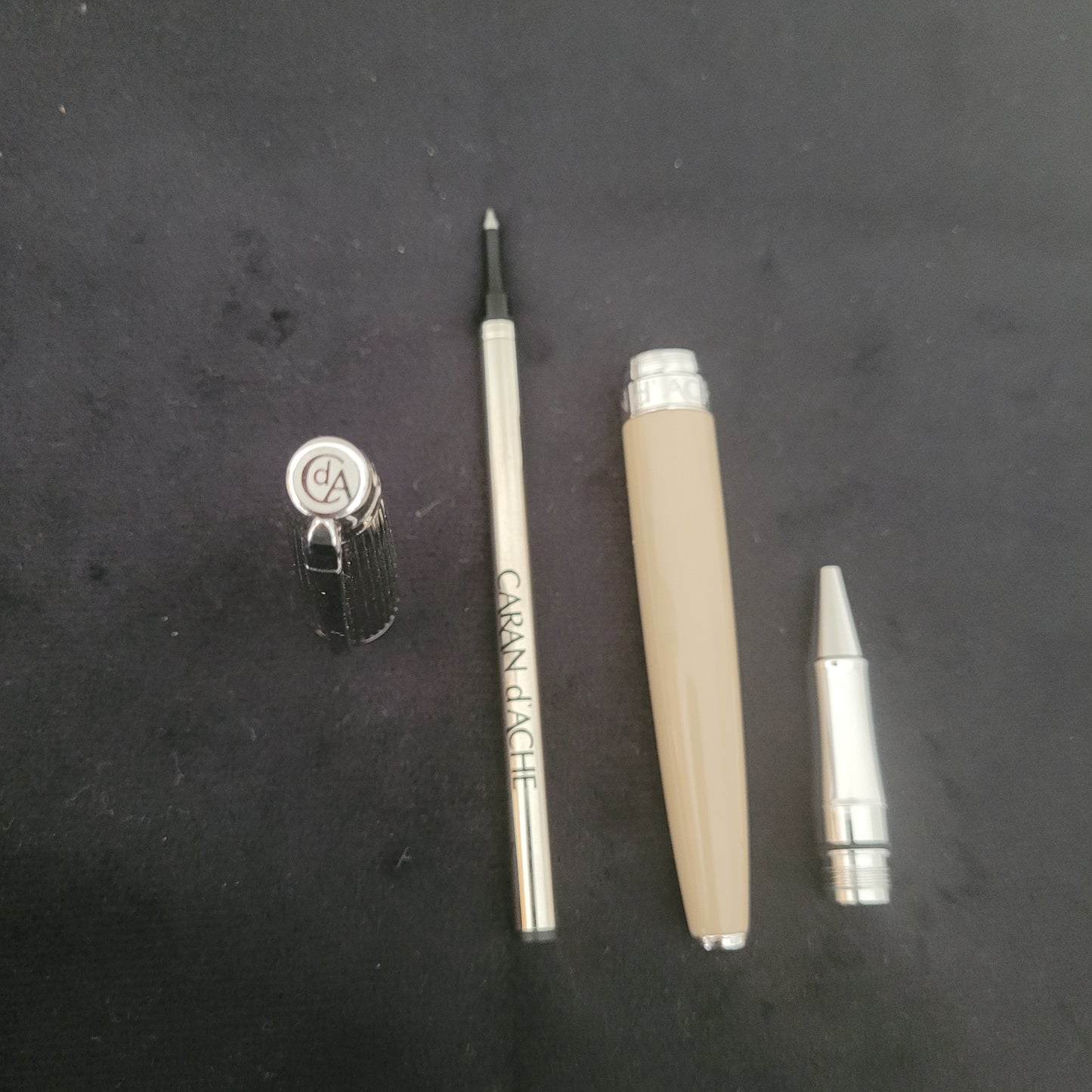 Eleganter Caran d'Ache Kugelschreiber Leman Kaschmir, Swiss Made, in edlem Kaschmir-Ton mit silbernen Akzenten.