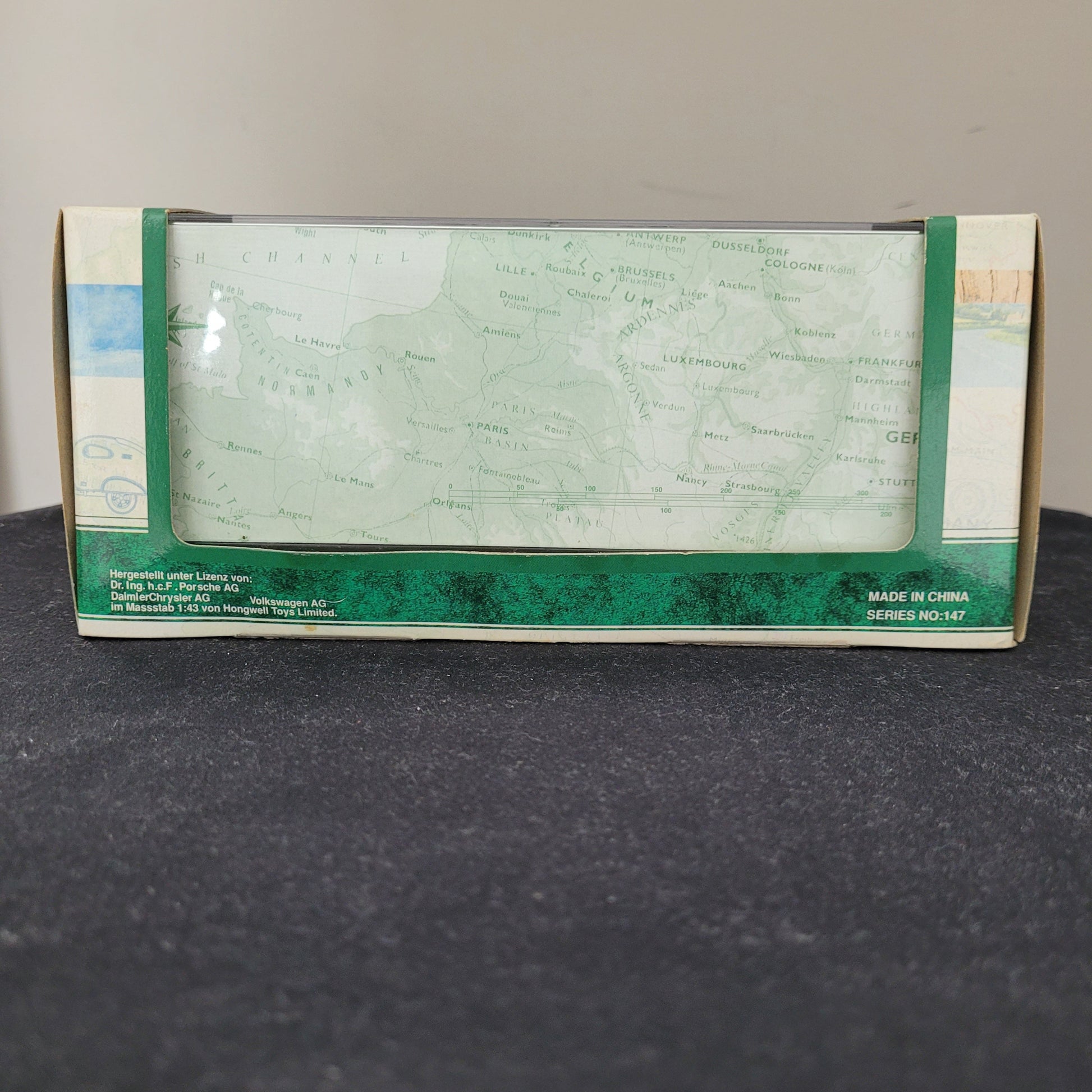 Rückseite des Cararama Hongwell VW Beetle Modellautos im Maßstab 1:43 in Originalverpackung mit grünem Rahmen, transparentem Fenster auf eine Europakarte (Frankreich, Deutschland), MADE IN CHINA Series No. 147 und Distributionsangaben.