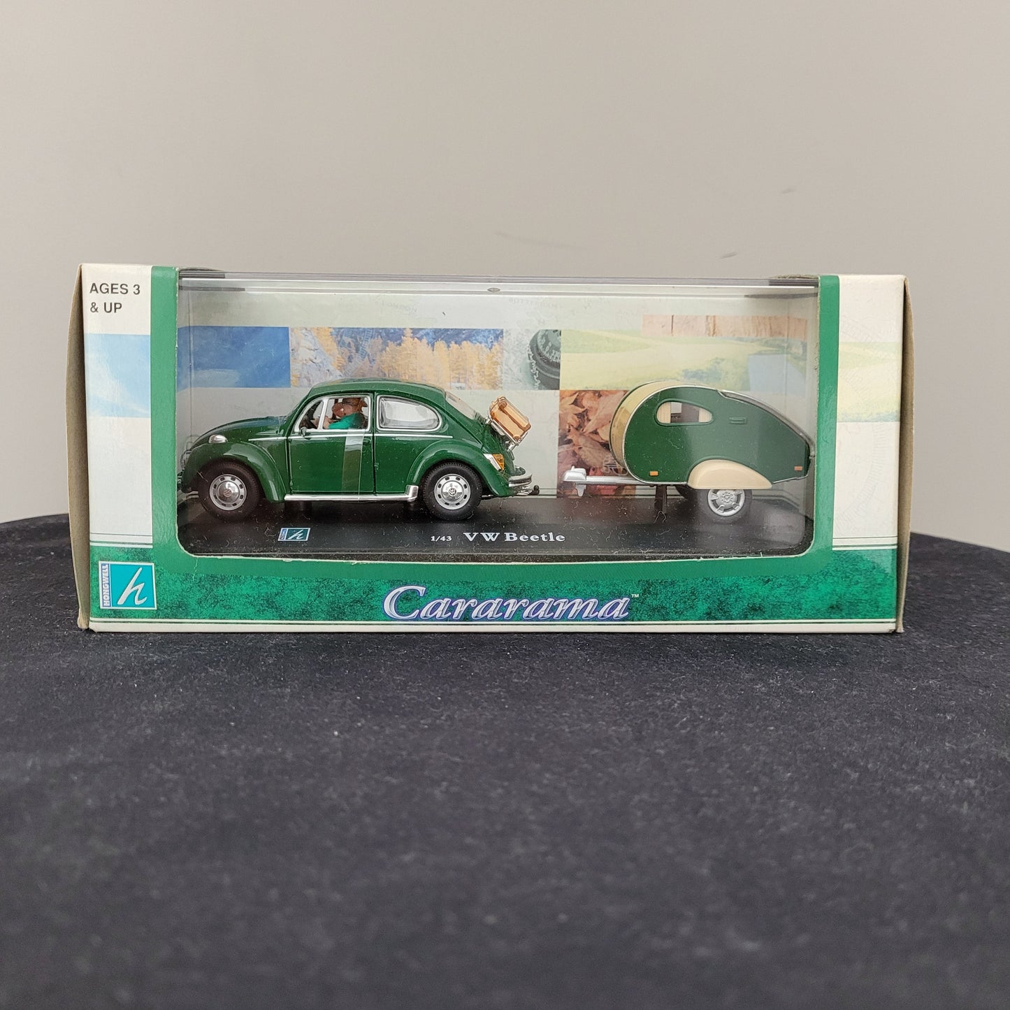 Grünes Cararama Hongwell VW Beetle Modellauto im Maßstab 1:43 mit grün-beigem Teardrop-Anhänger in Originalverpackung.