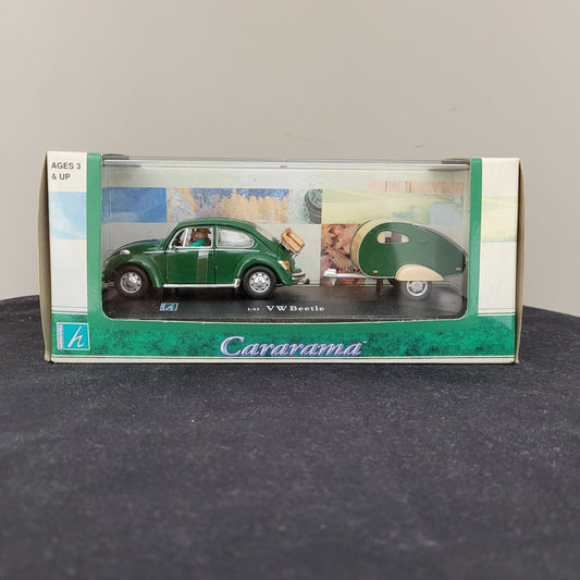 Grünes Cararama Hongwell VW Beetle Modellauto im Maßstab 1:43 mit grün-beigem Teardrop-Anhänger in Originalverpackung.
