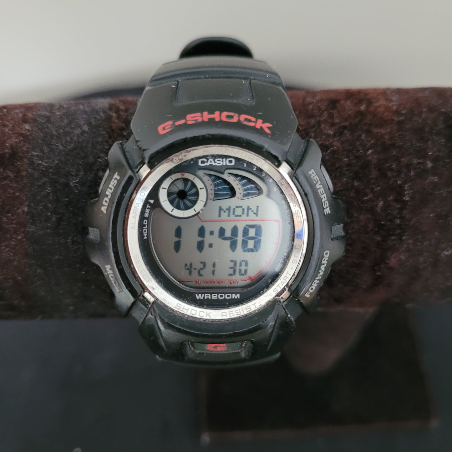 Casio G-Shock G-2900 Waterresist 20bar im robusten schwarzen Design mit roten Akzenten. Hauptfoto zeigt das Vintage-Modell mit stoßfester Bauweise und WR200M.