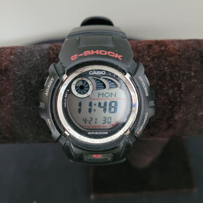 Casio G-Shock G-2900 Waterresist 20bar im robusten schwarzen Design mit roten Akzenten. Hauptfoto zeigt das Vintage-Modell mit stoßfester Bauweise und WR200M.