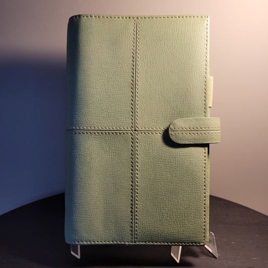 Grüne Leder-Geldbörse Filofax Classic Compact Organiser Botanics aus italienischem Leder mit Druckknopfverschluss und strukturierter Oberfläche. Elegantes Design und funktionale Einteilung.