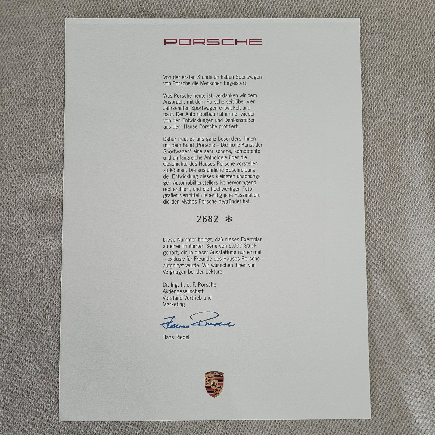 Offizielles Porsche-Dokument mit roten vertikalen "PORSCHE"-Schriftzug links, textlichem Inhalt über Porsche und Unterschriften von Dr. Ing. h.c. F. Porsche und Hans Riedel.