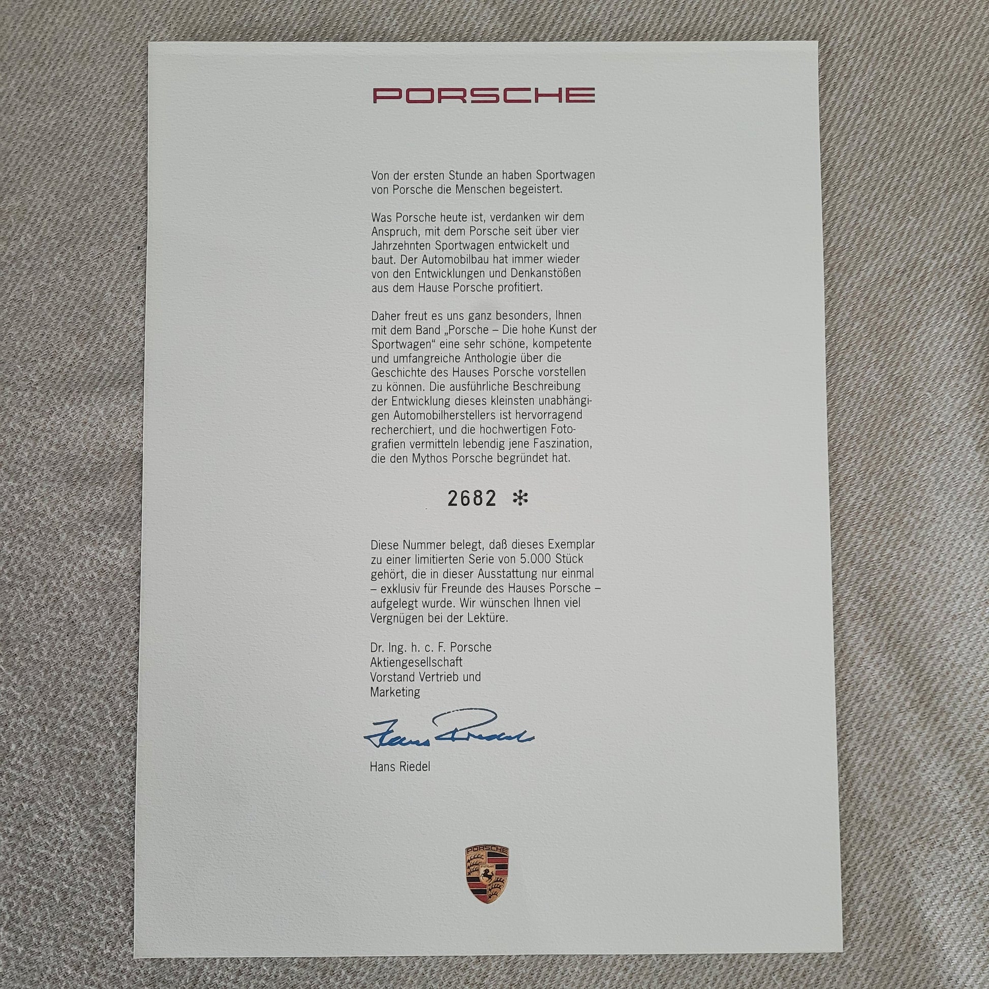 Offizielles Porsche-Dokument mit roten vertikalen "PORSCHE"-Schriftzug links, textlichem Inhalt über Porsche und Unterschriften von Dr. Ing. h.c. F. Porsche und Hans Riedel.