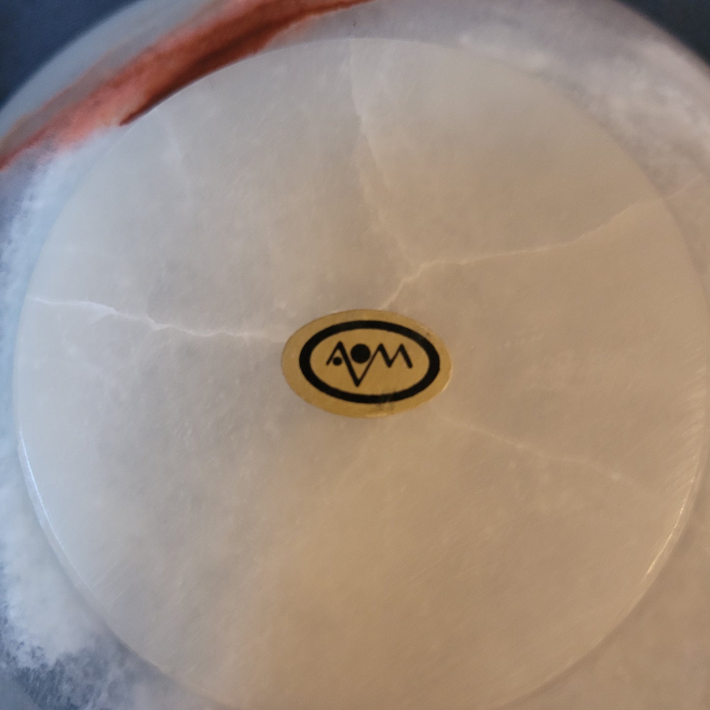 Rückseite der Schalen aus Onyx – Hersteller AOM. Das Logo AOM ist sichrbar.