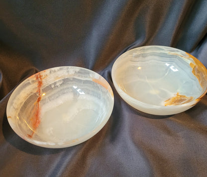 Zwei dekorative Schalen aus Onyx – Hersteller AOM – Vintage, poliert mit individueller Natursteinmaserung in Creme-, Braun- und Rottönen, ca. 12 × 4,5 cm, ideal als Sammlerstück oder Wohnaccessoire.