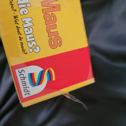 Die Maus – Was macht die Maus – Schmidt Spiele – Die Sendung mit der Maus – Vintage Kinderspiel ab 5 Jahren, Lern- und Ratespiel mit 40 Aktivitätskarten, fördert Sprache, Konzentration und Wahrnehmung, EAN 4001504404819. Seitenansicht