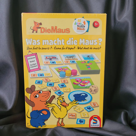 Die Maus – Was macht die Maus – Schmidt Spiele – Die Sendung mit der Maus – Vintage Kinderspiel ab 5 Jahren, Lern- und Ratespiel mit 40 Aktivitätskarten, fördert Sprache, Konzentration und Wahrnehmung, EAN 4001504404819. 