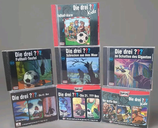 Sammlung von Hörspiel-CDs der Serie "Die drei ???", einschließlich Titel wie "Fußball-Alarm", "Schrecken aus dem Moor" und "Im Schatten des Giganten". Die bunten und illustrierten Cover ziehen Kinder und Jugendliche an und versprechen spannende Detektivgeschichten.
