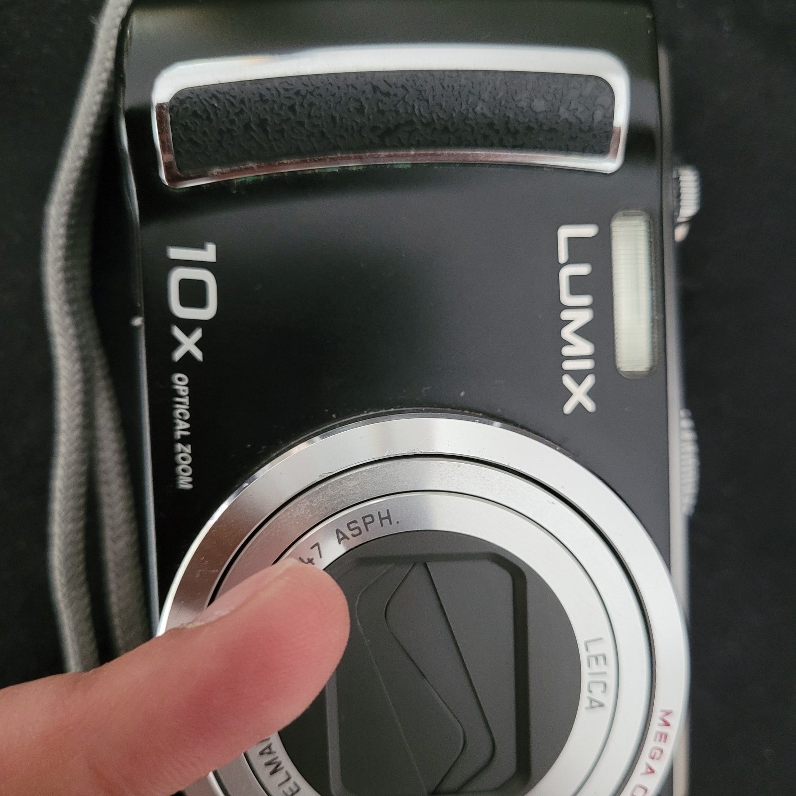 Hinweis auf einen Defizit der Panasonic LUMIX DMC-TZ5 9.1 MP Digitalkamera, auf schwarzem Hintergrund.