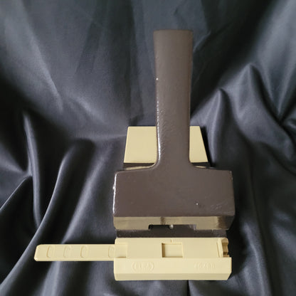 LBA 49480 Büro Vintage Registraturlocher aus massivem Metall mit beige-farbenem Kunststoffunterteil und stabiler Hebelmechanik – extra starker Bürolocher für bis zu 65 Blatt, klassisches Retro-Bürogerät aus den 60er/70er Jahren.