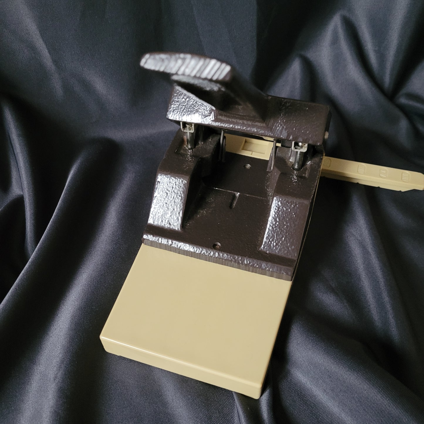 ELBA 49480 Büro Vintage Registraturlocher aus massivem Metall mit beige-farbenem Kunststoffunterteil und stabiler Hebelmechanik – extra starker Bürolocher für bis zu 65 Blatt, klassisches Retro-Bürogerät aus den 60er/70er Jahren.