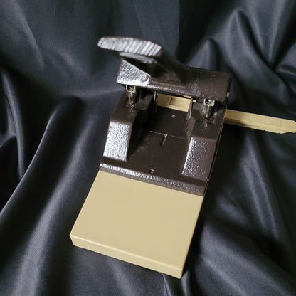 ELBA 49480 Büro Vintage Registraturlocher aus massivem Metall mit beige-farbenem Kunststoffunterteil und stabiler Hebelmechanik – extra starker Bürolocher für bis zu 65 Blatt, klassisches Retro-Bürogerät aus den 60er/70er Jahren.