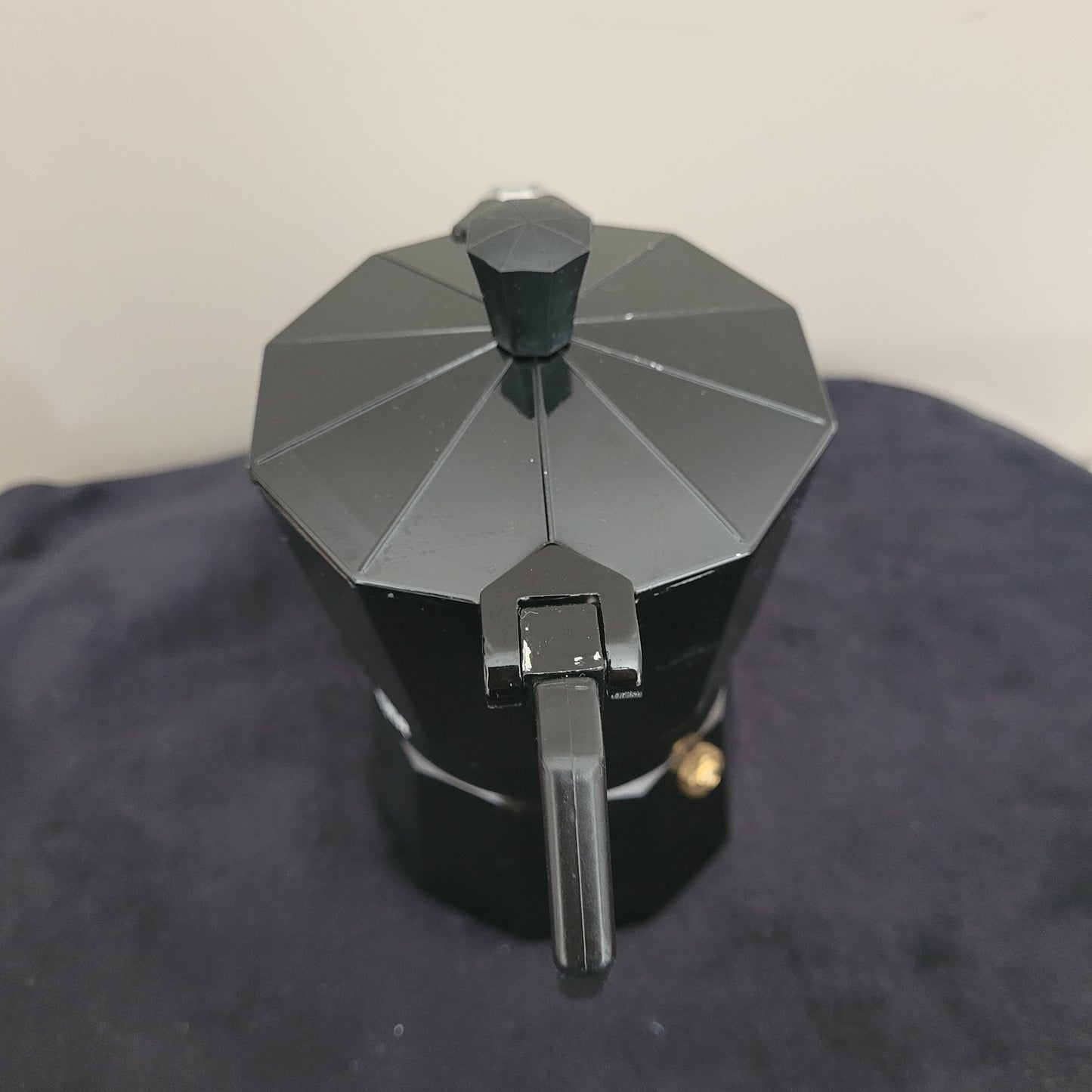 Rückansicht des eleganten Espressokochers Laura Mercier Design in Schwarz mit stilvoller sechseckiger Form und glänzendem Finish. Der schwarze Griff und Deckel unterstreichen das edle Design, während die hochwertige Verarbeitung für Langlebigkeit und optimalen Kaffeegenuss sorgt. Perfekt für stilvolle Espressozubereitung mit Laura Mercier Qualität.