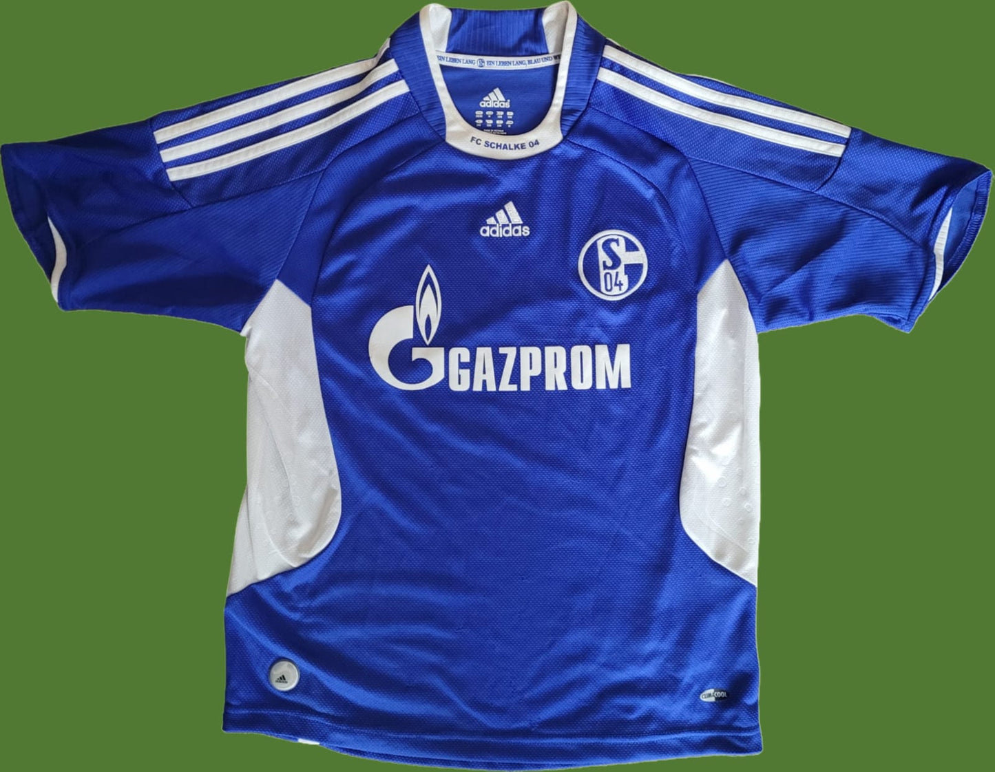 Das Bild zeigt die Vorderseite eines FC Schalke 04 Vintage Trikots in Größe S, vermutlich aus der Saison 2006/07 oder 2007/08. Das Trikot ist komplett königsblau und trägt mittig das weiße Logo des damaligen Hauptsponsors Veltins. Auf der rechten Brustseite befindet sich das klassische Adidas-Logo, auf der linken das Vereinswappen des FC Schalke 04. Die drei weißen Adidas-Streifen verlaufen über die Schultern, und am unteren Rand ist der Schriftzug „climacool“ für atmungsaktives Material zu erkennen.