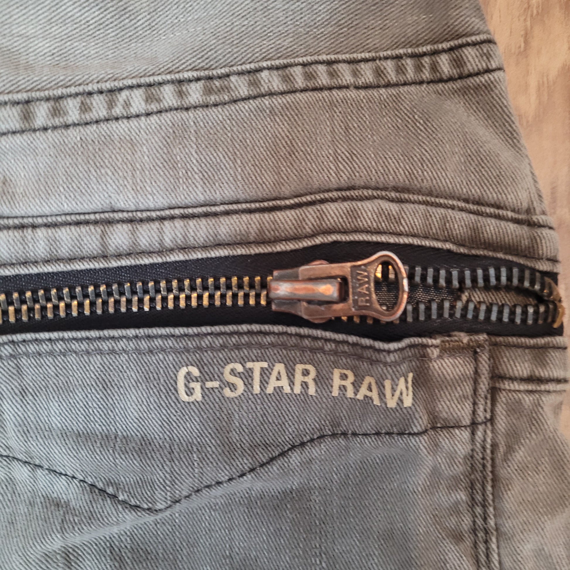 Rechter Hosentasche auf der Rückseite. Der Verschluss ist aus Metall. DIe Bezeichnung G-Star Raw ist zusehen.