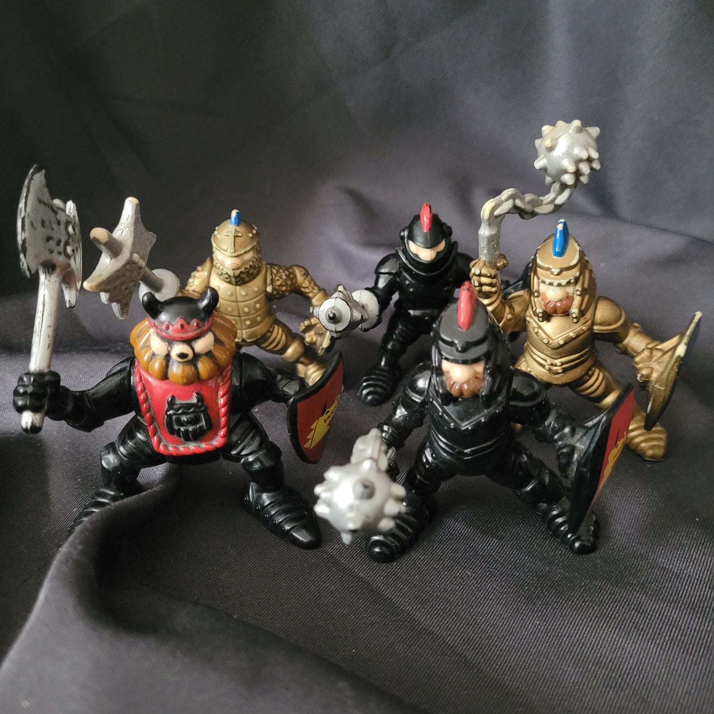 Fisher Price Great Adventures Castle Ritterfiguren 90er Vintage Spielzeug – drei detailreiche Ritter in Gold, Schwarz und Rot mit Waffen und Schilden, Sammlerstücke für Mittelalter- und Retro-Fans.