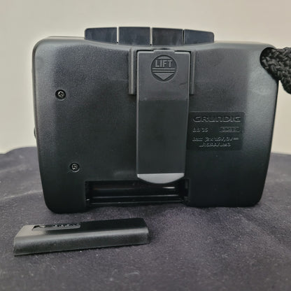 Rückseite des Grundig Vintage Walkman BB 35 mit geöffnetem Batteriefach für 2× AA-Batterien, Clip mit „LIFT“-Markierung und technischer Beschriftung – klassisches Retro-Kassettengerät für analoge Musikliebhaber.