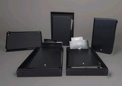 Fünf elegante Montblanc Tablet-Schutzhüllen aus Leder in verschiedenen Positionen und Verpackungen.