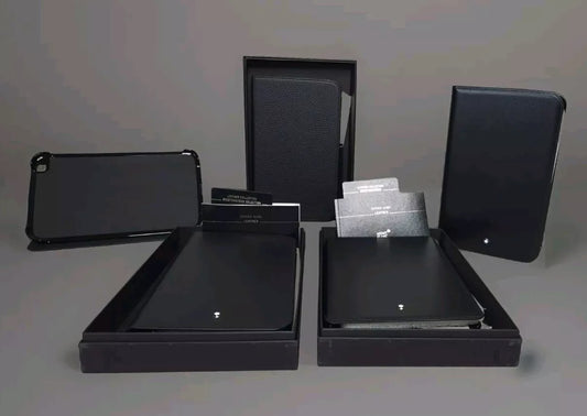 Fünf elegante Montblanc Tablet-Schutzhüllen aus Leder in verschiedenen Positionen und Verpackungen.