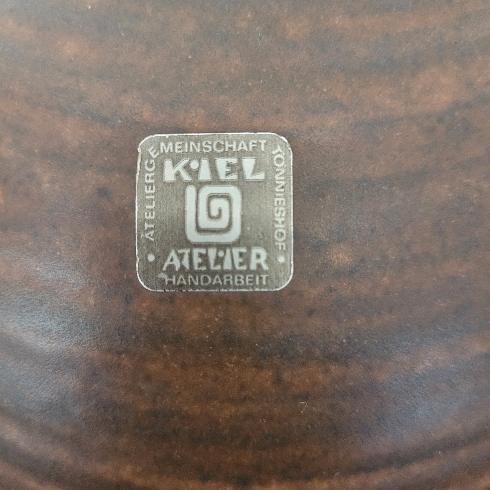 Prägung: Ateliergemeinschaft Tönnieshof Kiel Atelier Handarbeit