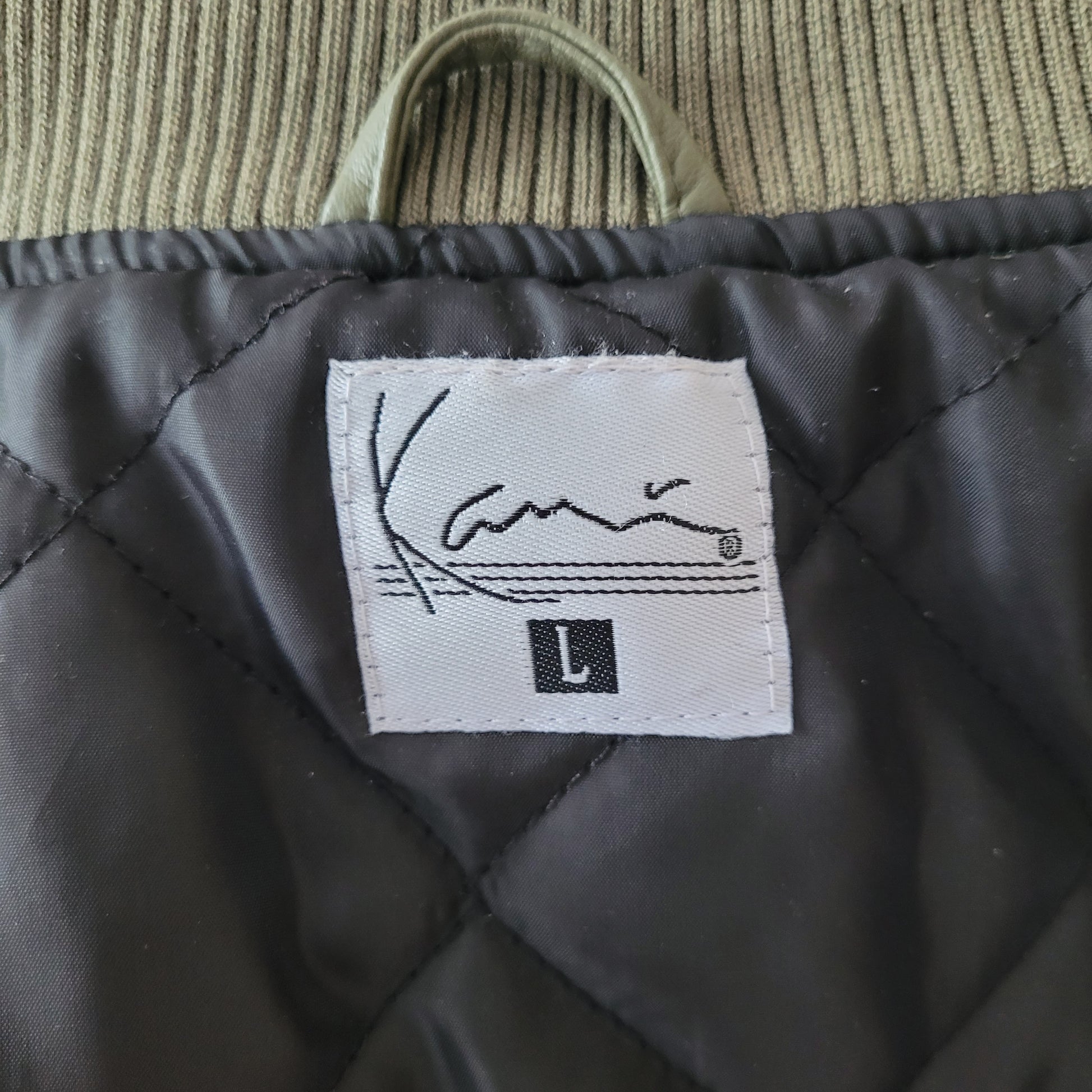 Karl Kani College Herren Jacke Größe L –Vintage Streetstyle mit Olivgrün & Beige - Ravify - Dein Shop für Retro- und Vintageartikel