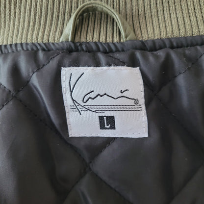 Karl Kani College Herren Jacke Größe L –Vintage Streetstyle mit Olivgrün & Beige - Ravify - Dein Shop für Retro- und Vintageartikel