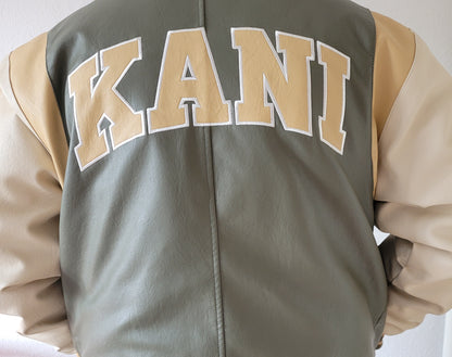 Rückseite der angezogenen Karl Kani College Herren Jacke, Größe L. Olivgrüner Rücken mit beige Ärmeln und großem 'KANI'-Schriftzug in beige mit weißer Umrandung. Stilvolles Vintage-Design.