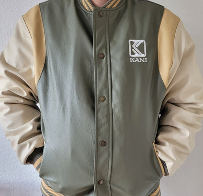 Vorderseite der Karl Kani College Herren Jacke, Größe L, in angezogenem Zustand. Olivgrüne Vorderseite, cremefarbene Ärmel, gesticktes KANI-Logo auf der Brust. Vintage-Design.