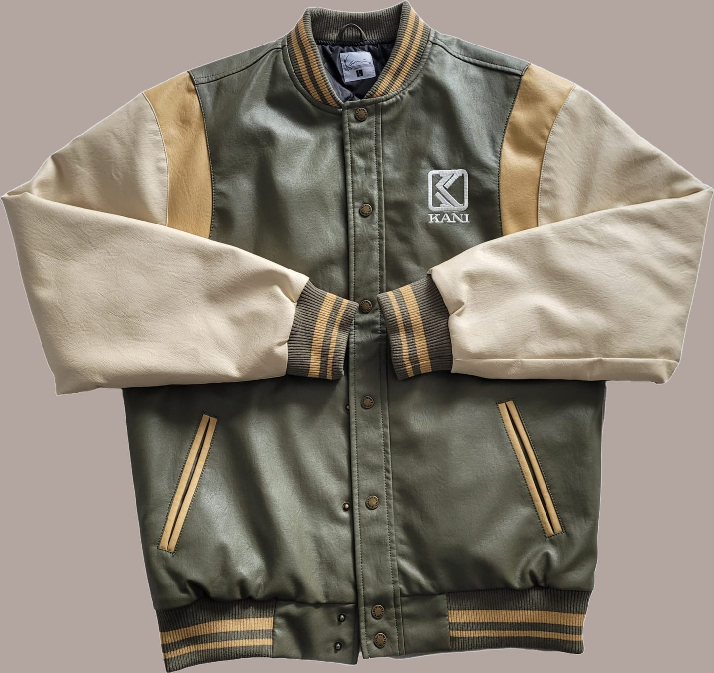 Hauptfoto der Karl Kani College Herren Jacke in Olivgrün und Beige, Größe L. Stilvolles Vintage-Design mit gestreiften Bündchen und eingesticktem Karl Kani Logo.