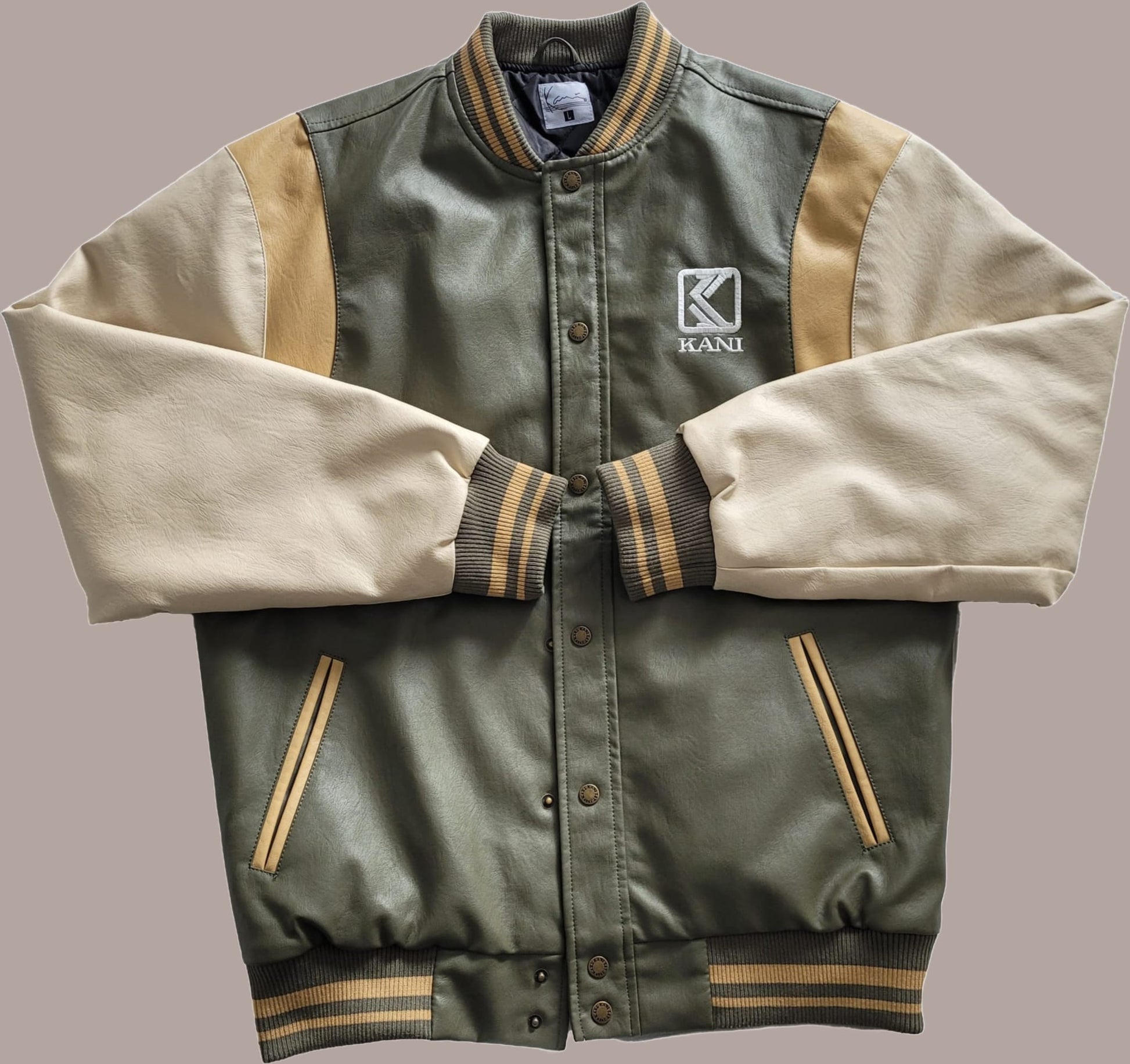 Hauptfoto der Karl Kani College Herren Jacke in Olivgrün und Beige, Größe L. Stilvolles Vintage-Design mit gestreiften Bündchen und eingesticktem Karl Kani Logo.