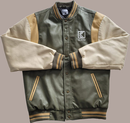 Hauptfoto der Karl Kani College Herren Jacke in Olivgrün und Beige, Größe L. Stilvolles Vintage-Design mit gestreiften Bündchen und eingesticktem Karl Kani Logo.