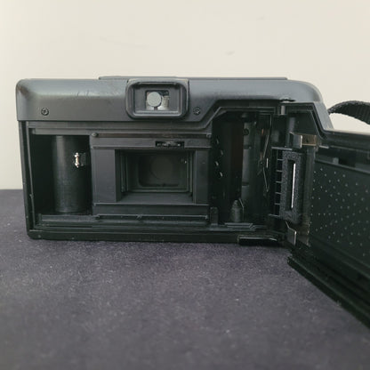 Geöffnete Rückseite der Leica Vintage Analogkamera AF-C1 mit sichtbarem Filmfach, Filmtransportspule und mechanischem Verschluss – detaillierter Blick ins Innenleben einer klassischen analogen Kompaktkamera für Retro-Fotografie und Sammler.