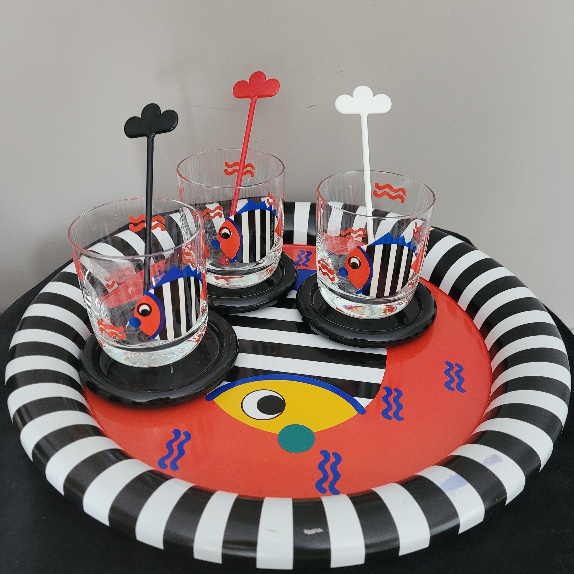 Vintage Trinkglas Set – 3 Gläser (180ml), 3 Untertassen, Tablett & Kunststoffrührer Das Bild zeigt das Vintage Trinkglas Set, bestehend aus 3 Gläsern mit einem Fassungsvermögen von ca. 180ml, 3 Untertassen (Maß ca. 10×1cm), 1 Tablett (Maß ca. 35×3cm) und 3 Kunststoffrührern. Die stilvolle Retro-Optik verleiht dem Set einen klassischen Charme, ideal für stilvollen Genuss und besondere Anlässe.