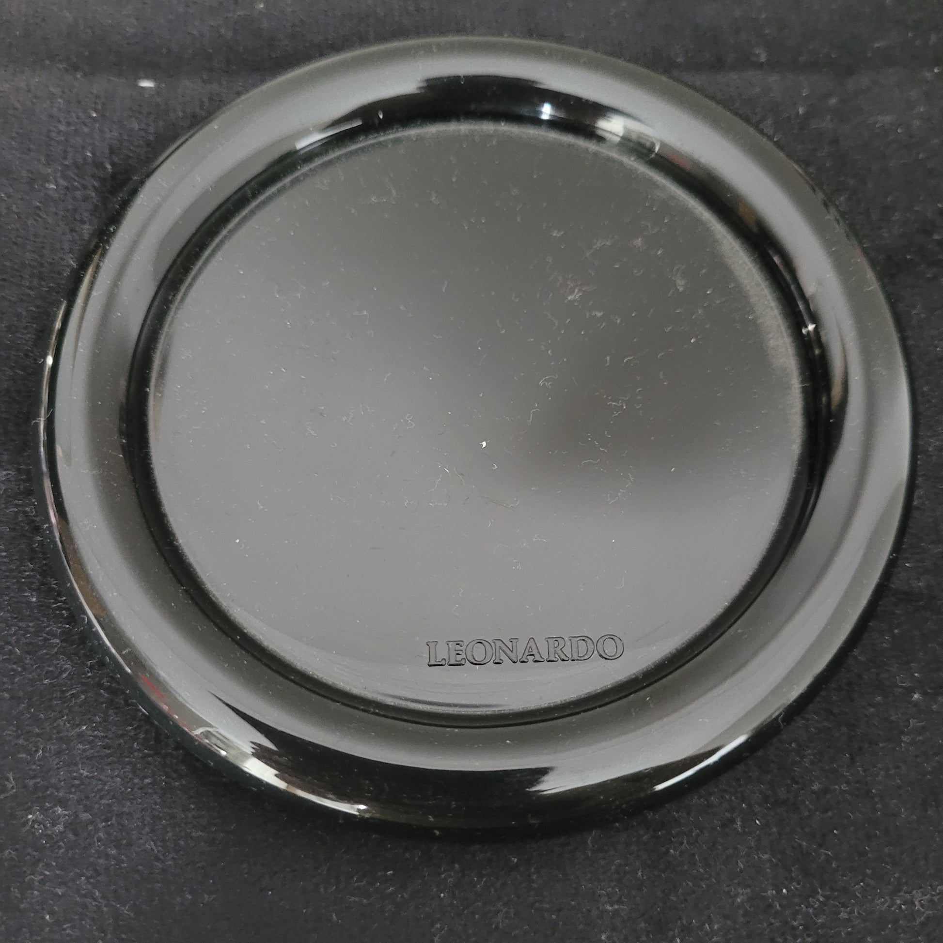 Vintage Trinkglas Set – Schwarze Oberseite der Untertasse auf schwarzer Oberfläche Das Bild zeigt die schwarze Oberseite der Untertasse aus dem Vintage Trinkglas Set, platziert auf einer ebenfalls schwarzen Oberfläche. Die dunkle Farbgestaltung unterstreicht das elegante Retro-Design und verleiht dem Set einen stilvollen Charakter