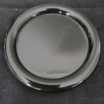 Vintage Trinkglas Set – Schwarze Oberseite der Untertasse auf schwarzer Oberfläche Das Bild zeigt die schwarze Oberseite der Untertasse aus dem Vintage Trinkglas Set, platziert auf einer ebenfalls schwarzen Oberfläche. Die dunkle Farbgestaltung unterstreicht das elegante Retro-Design und verleiht dem Set einen stilvollen Charakter