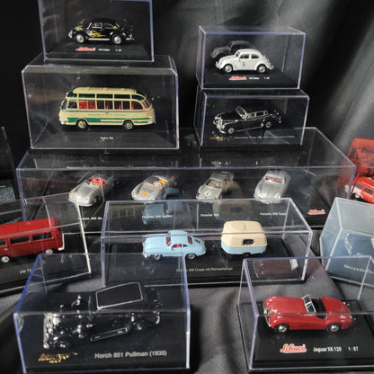 Das Foto zeigt eine sorgfältig arrangierte Sammlung von Modellfahrzeugen in transparenten Kunststoffvitrinen. Die Modelle stammen von Marken wie Ricko, Schuco und weiteren Herstellern und sind im Maßstab 1:72 oder 1:87 gehalten – ideal für Sammler und Dioramen.