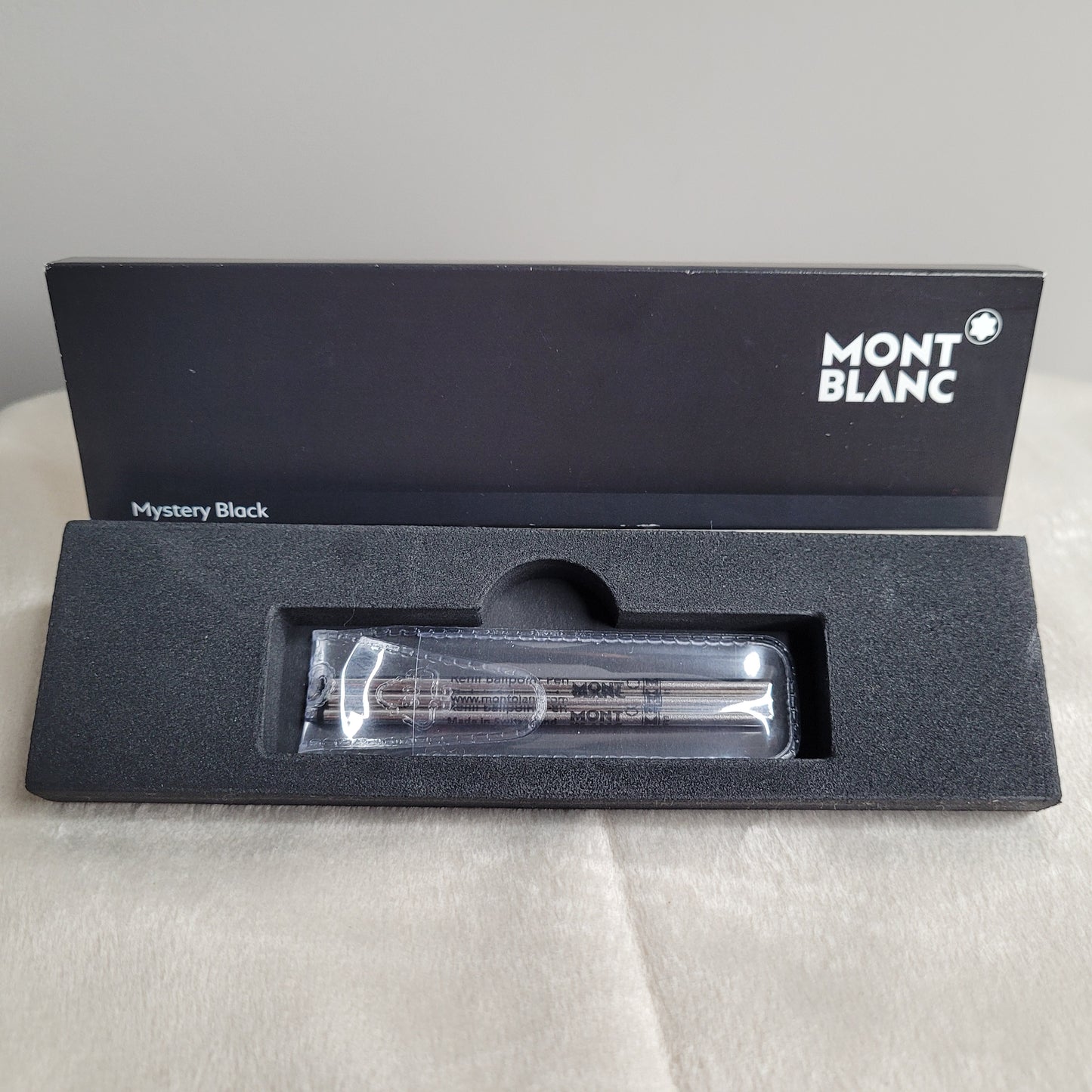 Montblanc Kugelschreiberminen Mystery Black, 3er-Set, in schwarzer Verpackung mit weißem Montblanc-Logo, hochwertige Minen für Meisterstück 'Hommage á W.A. Mozart' und Augmented Paper small pen.