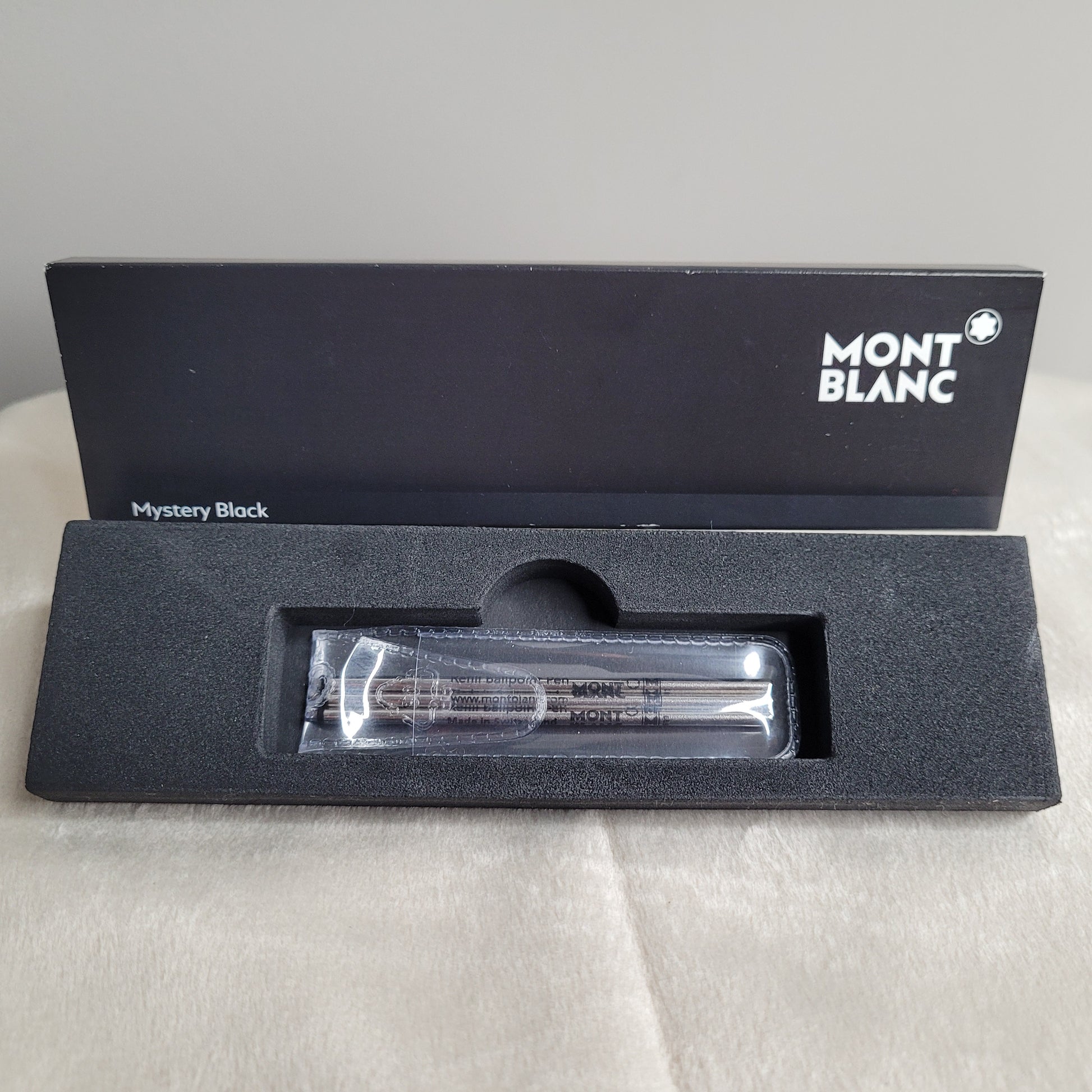 Montblanc Kugelschreiberminen Mystery Black, 3er-Set, in schwarzer Verpackung mit weißem Montblanc-Logo, hochwertige Minen für Meisterstück 'Hommage á W.A. Mozart' und Augmented Paper small pen.