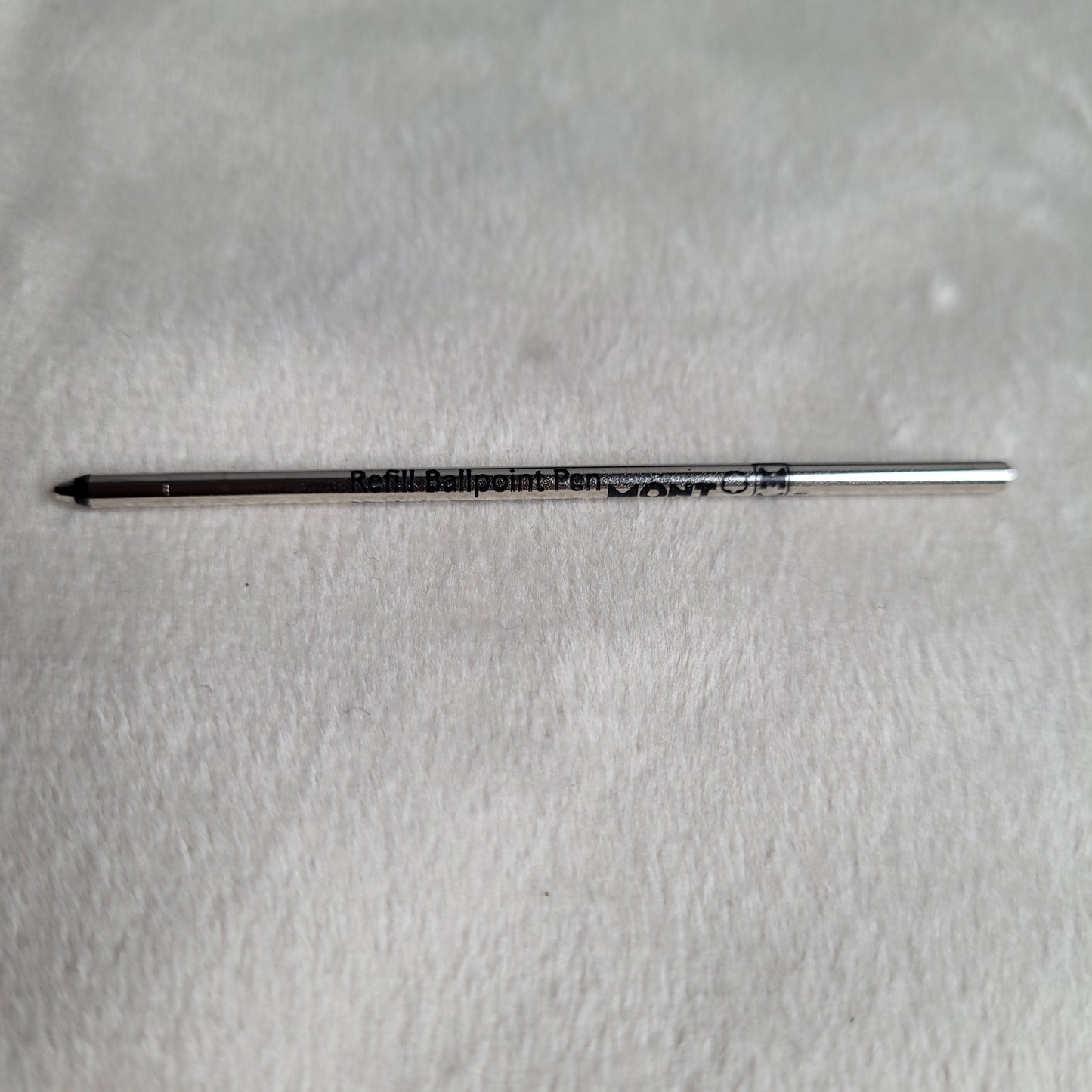 Montblanc Kugelschreibermine in Nahaufnahme, silberfarben mit schwarzer Beschriftung 'Refill Ballpoint Pen' und '0.7', auf weißem Hintergrund, unbenutzt und hochwertig.