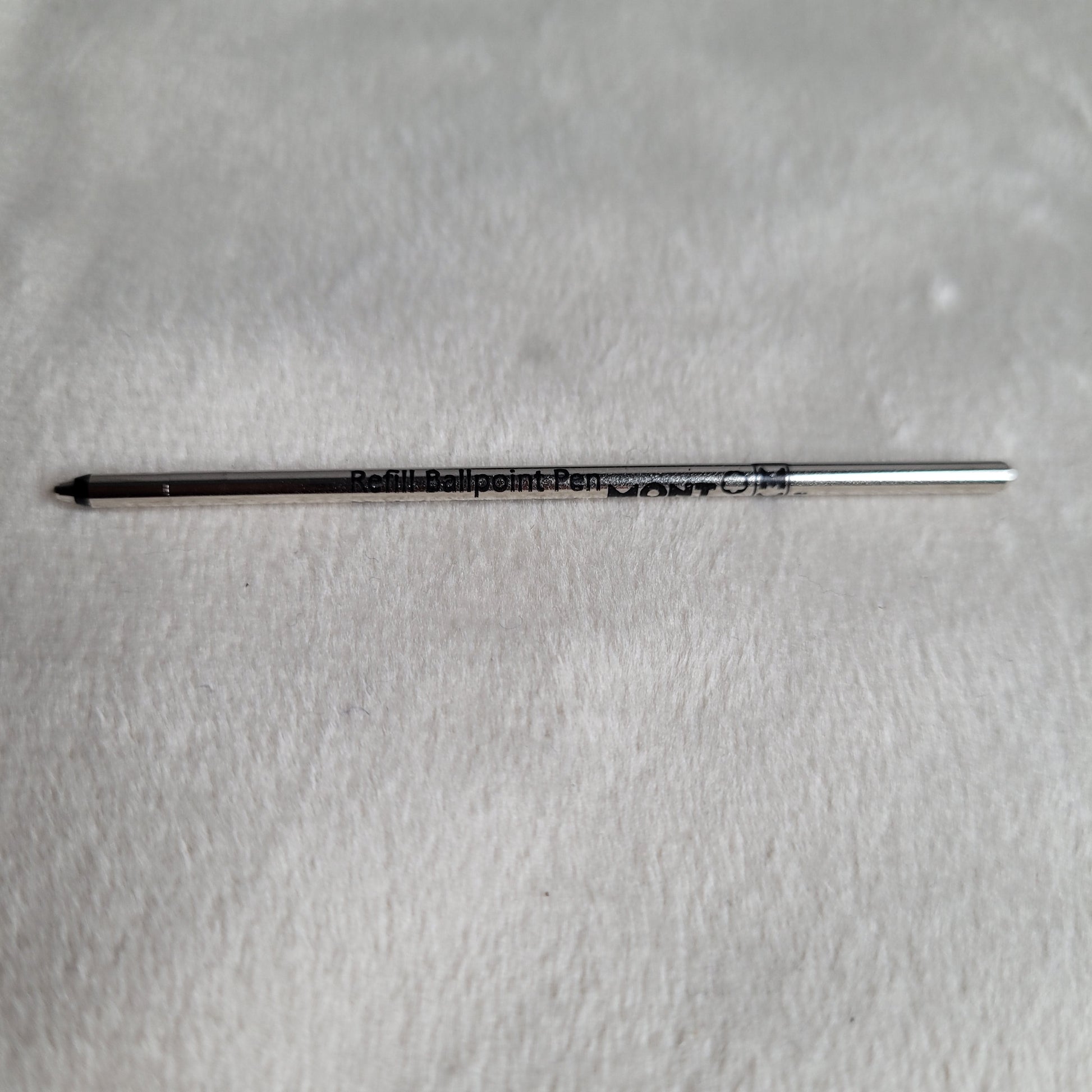Montblanc Kugelschreibermine in Nahaufnahme, silberfarben mit schwarzer Beschriftung 'Refill Ballpoint Pen' und '0.7', auf weißem Hintergrund, unbenutzt und hochwertig.