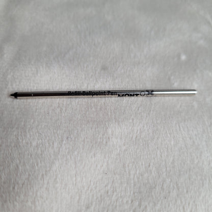 Montblanc Kugelschreibermine in Nahaufnahme, silberfarben mit schwarzer Beschriftung 'Refill Ballpoint Pen' und '0.7', auf weißem Hintergrund, unbenutzt und hochwertig.
