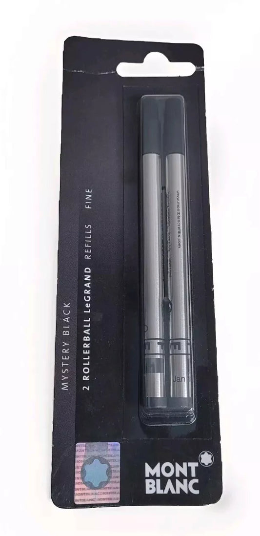Eine Verpackung Montblanc Rollerball LeGrand Nachfüllungen in Mystery Black. Enthält zwei FINE-gekennzeichnete Nachfüllungen. Vertikal steht: "MYSTERY BLACK 2 ROLLERBALL LeGRAND REFILLS FINE". Unten rechts das Montblanc-Logo und "MONT BLANC". Die Nachfüllungen sind silberfarben mit schwarzen Kappen.