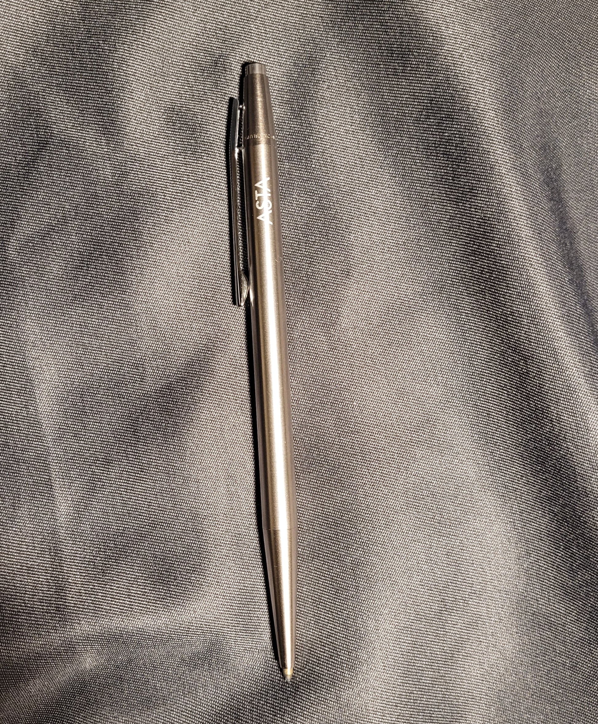 Detaillierte Seitenansicht des Montblanc Noblesse Vintage Schreibgeräts. Die Aufnahme betont die schlanke Silhouette des Edelstahl-Gehäuses und die individuelle 'ASTA' Gravur unterhalb des Clips, typisch für hochwertige Sammlerstücke dieser Ära.