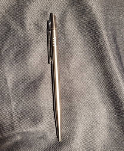 Detaillierte Seitenansicht des Montblanc Noblesse Vintage Schreibgeräts. Die Aufnahme betont die schlanke Silhouette des Edelstahl-Gehäuses und die individuelle 'ASTA' Gravur unterhalb des Clips, typisch für hochwertige Sammlerstücke dieser Ära.